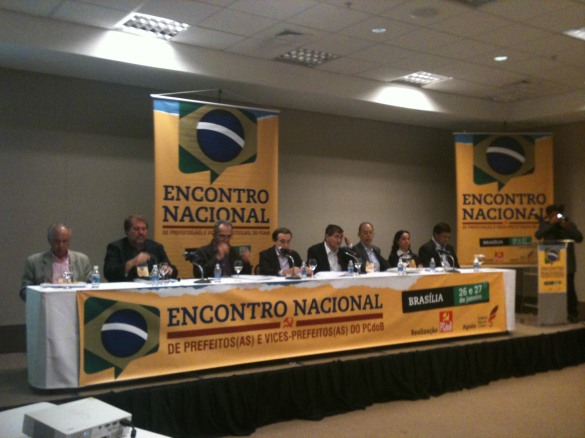 Mesa de abertura do Encontro. a partir da esq.: Haroldo Lima, Renildo Calheiros, Aldo Rebelo, Renato Rabelo, Adalberto Monteiro, Inácio Arruda, Nádia Campeão e Flávio Dino
