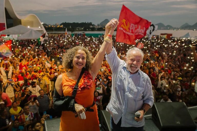 Lula durante ato no Festival Vermelho