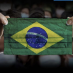 Máscara com a bandeira do Brasil