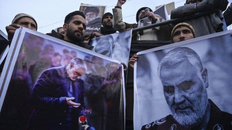 Cidadãos iranianos seguram quadros em memória ao General Qasem Soleimani I Foto: Tauseef mustafa/ AFP