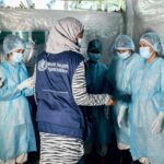 Funcionária da OMS orienta enfermeiros em uma unidade de saúde do campo de refugiados de Kutupalong, em Bangladesh
