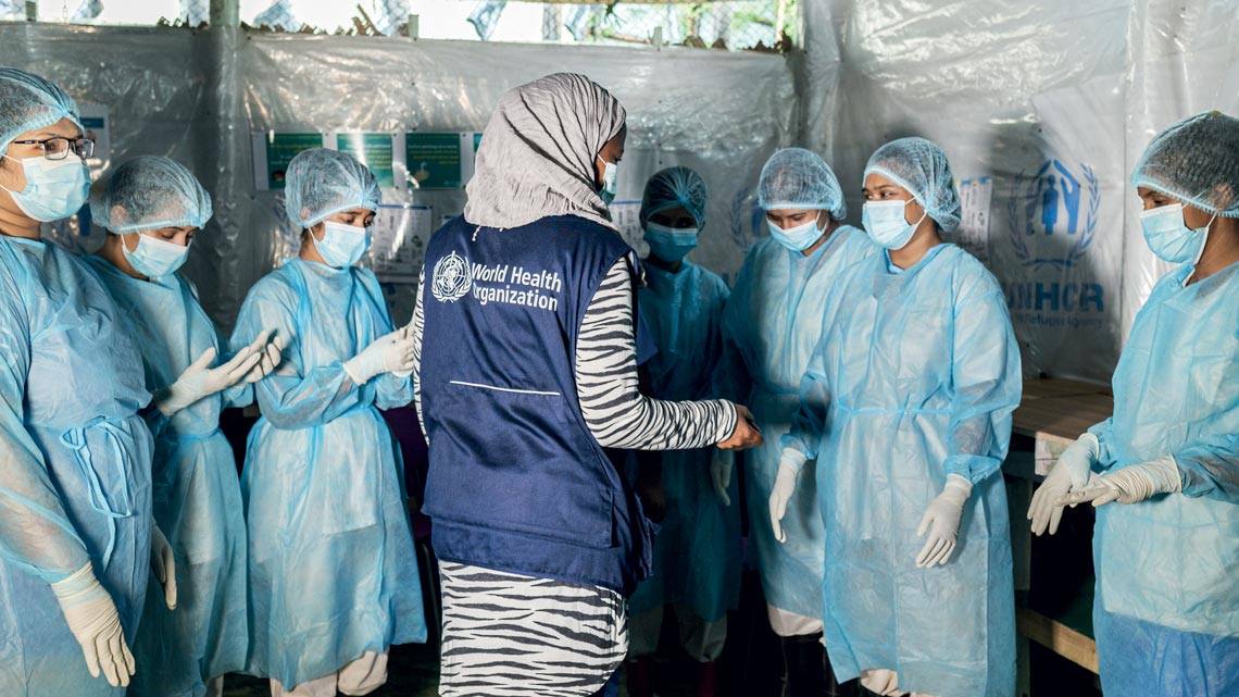 Funcionária da OMS orienta enfermeiros em uma unidade de saúde do campo de refugiados de Kutupalong, em Bangladesh