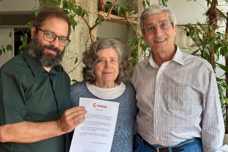 Gershon Knispel (1932-2018) foi pintor, escultor e militante comunista germano-israelense. Na foto, o Coordenador do CDM, Fernando Garcia, e o presidente da Fundação Grabois, Walter Sorrentino, com Nina Vaisman em sua casa com o termo de doação das serigrafias. Foto: Alexandre Prestes.