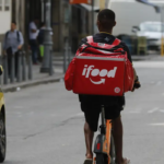 Maurício Pestana critica a forma como o capitalismo utiliza o individualismo e o empreendedorismo negro para justificar a precarização do trabalho. Foto: Agência Brasil.