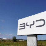 Empresa de automóveis chinesa BYD é flagrada utilizando trabalho análogo à escravidão na Bahia. Nilton Vasconcelos avalia o caso pela ótica da política pública. Foto: Divulgação.