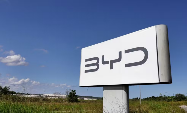 Empresa de automóveis chinesa BYD é flagrada utilizando trabalho análogo à escravidão na Bahia. Nilton Vasconcelos avalia o caso pela ótica da política pública. Foto: Divulgação.