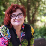 "Não há como falarmos de democracia plena enquanto nossas cidadanias são relativizadas, enquanto morremos apenas por sermos mulheres", diz a escritora feminista Cida Pedrosa. Foto: Arquivo da autora.