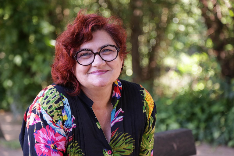 "Não há como falarmos de democracia plena enquanto nossas cidadanias são relativizadas, enquanto morremos apenas por sermos mulheres", diz a escritora feminista Cida Pedrosa. Foto: Arquivo da autora.