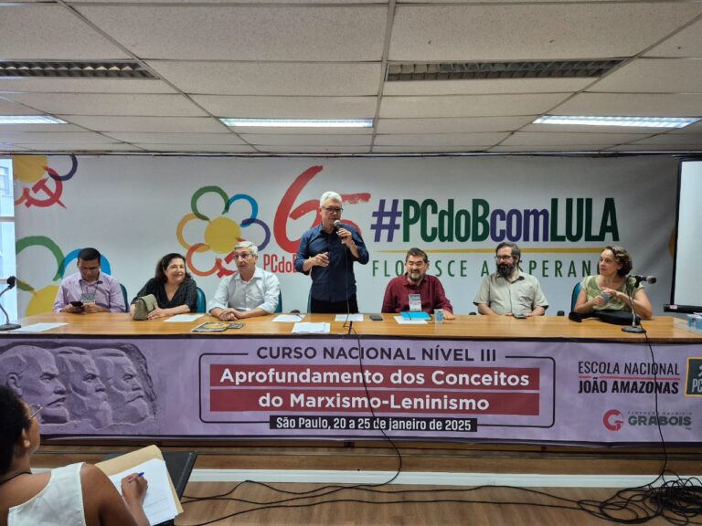 Mesa de abertura do curso Aprofundamento dos Conceitos do Marxismo-Leninismo – Nível III, São Paulo (SP), 20/01/25. Crédito: Escola João Amazonas