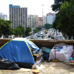 Barraca de pessoa em situação de rua na Av. Brigadeiro Luís Antônio, em São Paulo (11/04/2023). Foto: Rovena Rosa/Agência Brasil