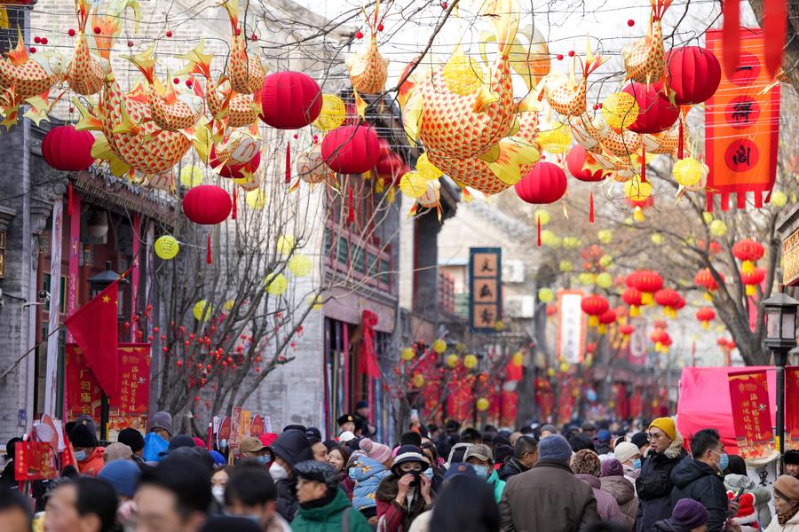 Turistas visitam a feira do templo Changdian para celebrar a Festa da Primavera em Beijing, capital da China, em 30/01/25. (Xinhua/Ju Huanzong)