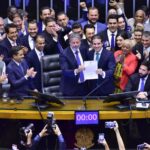 Sessão de eleição da Mesa Diretora da Câmara dos Deputados para o biênio 2025-2027. O ex-presidente da Casa, Arthur Lira (PP-AL), ao lado do já eleito novo presidente da Câmara, Hugo Motta (Republicanos-PB), 01/02/2025. Foto: Zeca Ribeiro/Câmara dos Deputados.