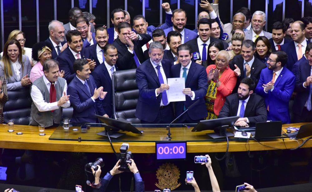 Sessão de eleição da Mesa Diretora da Câmara dos Deputados para o biênio 2025-2027. O ex-presidente da Casa, Arthur Lira (PP-AL), ao lado do já eleito novo presidente da Câmara, Hugo Motta (Republicanos-PB), 01/02/2025. Foto: Zeca Ribeiro/Câmara dos Deputados.