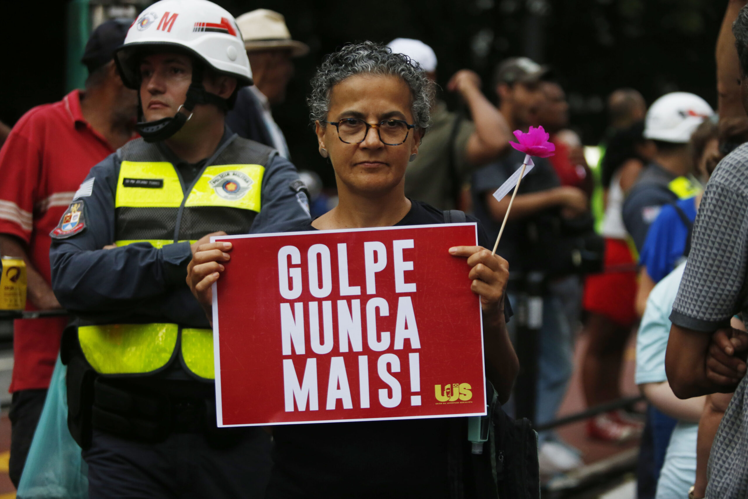 Manifestante participa do ato "O Brasil se une em defesa da democracia", na Avenida Paulista, em São Paulo (SP), em 08/01/2024. (Foto: Paulo Pinto/Agência Brasil)