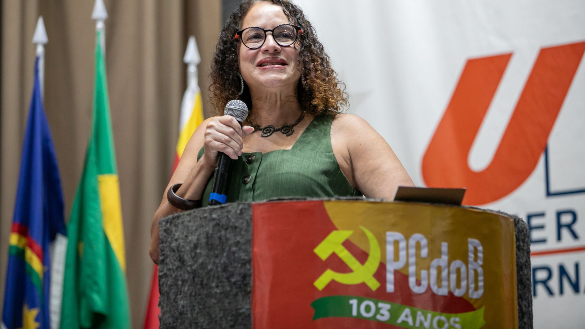 Luciana Santos discursa no ato pelos 103 anos do PCdoB, realizado na última sexta-feira (21), no auditório da Faculdade de Administração e Direito da Universidade de Pernambuco (FCAP) no Recife (PE). Foto: Diego Galba