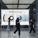 Pessoas passam em frente a uma loja principal da Huawei em Shenzhen, província de Guangdong, no sul da China, em 11 de setembro de 2023. (Foto / Xinhua)