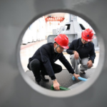 Trabalhadores realizam inspeção técnica em equipamento industrial na cidade de Yangzhou, no leste da China, durante ações para reforçar a gestão e a proteção das fontes de água. Foto: Ji Chunpeng/Xinhua.