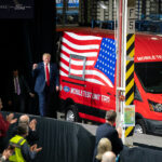 O então presidente dos EUA, Donald Trump, saúda o público durante visita à fábrica da Ford em Ypsilanti, Michigan, em 21 de maio de 2020. Foto: Tia Dufour/Casa Branca.