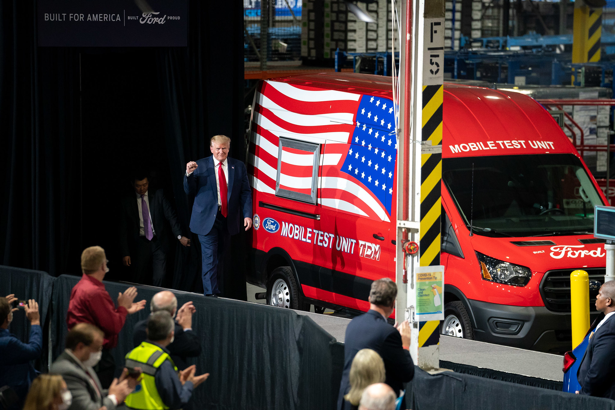 O então presidente dos EUA, Donald Trump, saúda o público durante visita à fábrica da Ford em Ypsilanti, Michigan, em 21 de maio de 2020. Foto: Tia Dufour/Casa Branca.