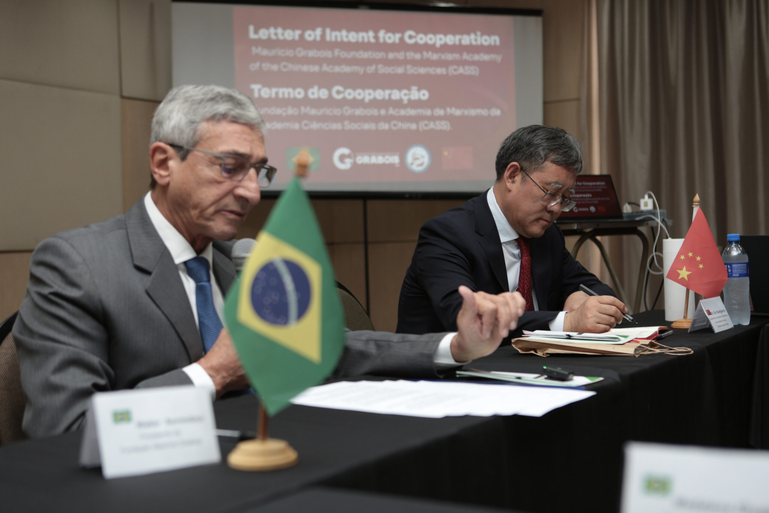 Walter Sorrentino, presidente da Fundação Maurício Grabois, e representantes da Academia de Marxismo da Academia Chinesa de Ciências Sociais (CASS) durante a assinatura da Carta de Intenção de Cooperação entre as duas instituições, na segunda-feira (22), em São Paulo. Foto: @danieleon19/FMG/Divulgação