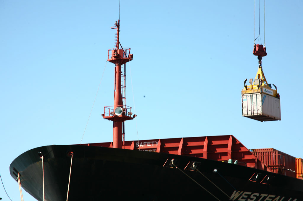 Movimentação de cargas no Porto de Santos. Imagem: CNT/Flickr