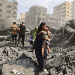 Gaza/Palestina – 07/11/2024 – Civis caminham entre os escombros após novos bombardeios israelenses na Faixa de Gaza. Os ataques atingiram áreas densamente povoadas, incluindo o campo de Nur Shams, em Tulkarm, e bairros residenciais da Cidade de Gaza. Foto: Iria via Fotos Públicas
