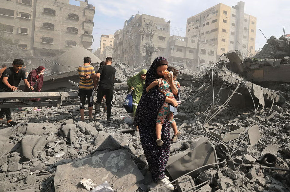 Gaza/Palestina – 07/11/2024 – Civis caminham entre os escombros após novos bombardeios israelenses na Faixa de Gaza. Os ataques atingiram áreas densamente povoadas, incluindo o campo de Nur Shams, em Tulkarm, e bairros residenciais da Cidade de Gaza. Foto: Iria via Fotos Públicas