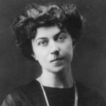 Alexandra Kollontai, revolucionária russa, teórica social e estadista (1872–1952). Kollontai em 1910. Crédito: Foto de domínio público por autor desconhecido (Sovfoto) – via Wikimedia Commons