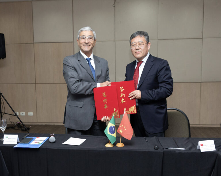 Walter Sorrentino e Xin Xiangyang assinam carta de cooperação em São Paulo (22). Foto: @danieleon19/FMG/Divulgação