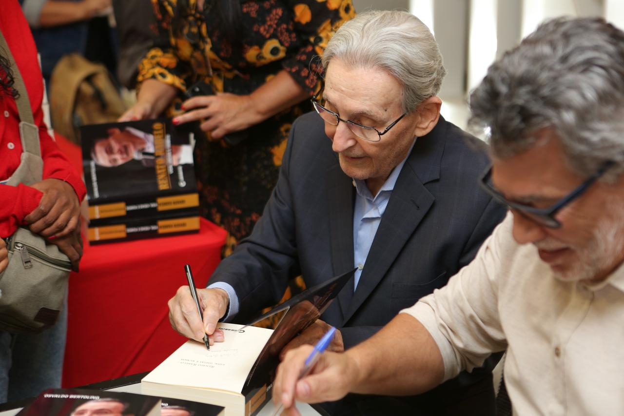 Renato Rabelo e Osvaldo Bertolino na sessão de autógrafos do lançamento nacional da biografia Renato Rabelo – Vida, Ideias e Rumos, em São Paulo, no dia 7 de abril de 2025. Foto: Daniel Leon/FMG/Divulgação