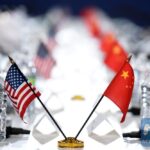 Foto de arquivo tirada em 23 de novembro de 2016 mostra as bandeiras nacionais dos Estados Unidos e da China durante a 27ª Sessão da Comissão Conjunta China-EUA sobre Comércio e Economia (JCCT), em Washington D.C., capital dos Estados Unidos. Foto: Xinhua/Yin Bogu)