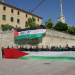 Manifestantes protestam contra a política genocida de Israel e em memória dos 68 anos da Nakba, em Córdoba, Espanha, no dia 15 de maio de 2016. Eles exibem bandeiras palestinas e faixas com a mensagem “Boicote a Israel”. Foto: Javi Sánchez / Flickr (CC BY 2.0) Link da imagem original: https://flickr.com/photos/javism/26428856024