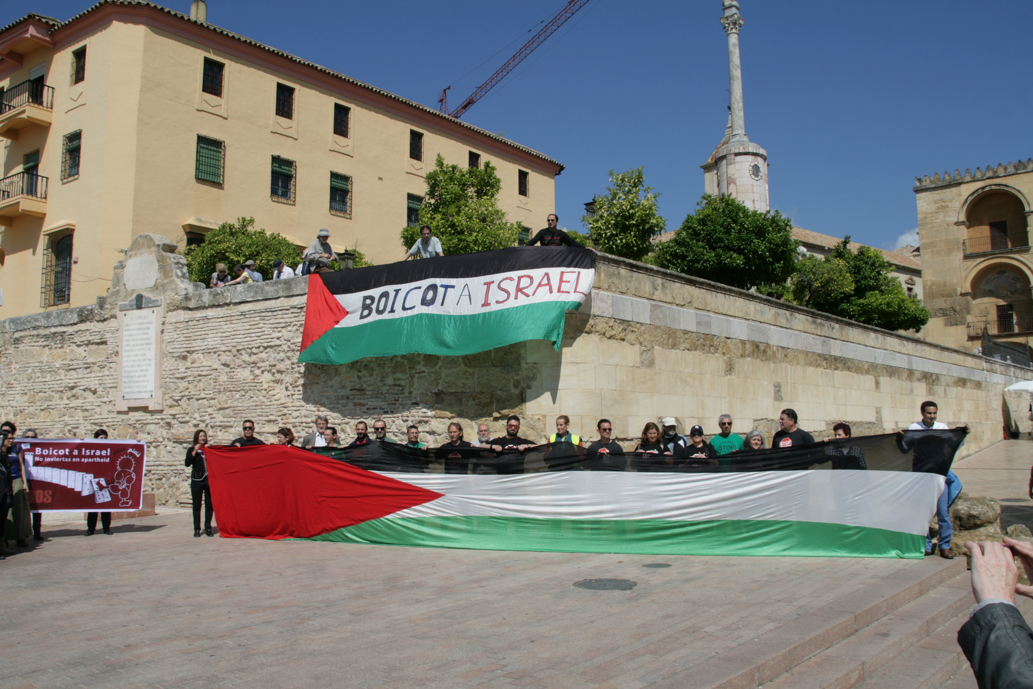 Manifestantes protestam contra a política genocida de Israel e em memória dos 68 anos da Nakba, em Córdoba, Espanha, no dia 15 de maio de 2016. Eles exibem bandeiras palestinas e faixas com a mensagem “Boicote a Israel”. Foto: Javi Sánchez / Flickr (CC BY 2.0)