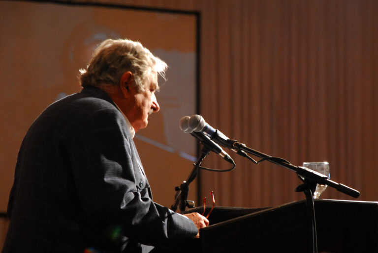 José Mujica discursa para cerca de 1.500 empresários da América Latina e América do Norte em almoço realizado em Punta del Este, em 10 de fevereiro de 2010, logo após ser eleito presidente do Uruguai. Foto: Vince Alongi / Embaixada dos EUA no Uruguai