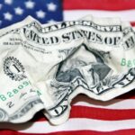 Imagem ilustra visualmente a fragilidade do dólar frente à crise de confiança global e aos alertas sobre o endividamento americano. Uma representação simbólica da tensão econômica e política que afeta a hegemonia monetária dos Estados Unidos.