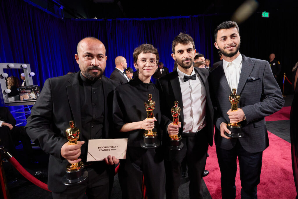 Hamdan Ballal (primeiro à esquerda, segurando o envelope), Rachel Szor, Yuval Abraham e Basel Adra com o Oscar® de Melhor Documentário durante a 97ª edição da cerimônia, transmitida pela ABC, no Dolby® Theatre, no Ovation Hollywood, no domingo, 2 de março de 2025. Crédito da foto: Al Seib / The Academy