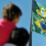 Hasteada nos mais distintos locais, a Bandeira Nacional, um dos principais símbolos do Brasil, reúne uma série de detalhes obrigatórios que devem ser obedecidos, de acordo a com a legislação. O tamanho, a precisão nas cores, a disposição das estrelas e da faixa central devem ser seguidos à risca, assim como a forma como ela é homenageada e guardada. O 19 de novembro foi instituído Dia da Bandeira em 1889, logo depois da Proclamação da República. Foto: Fábio Rodrigues Pozzebom/Agência Brasil
