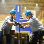 Trabalhadores atuam na Harbin Turbine Company Limited, subsidiária da Harbin Electric Corporation, em Harbin, capital da província de Heilongjiang, nordeste da China, em 10 de abril de 2023. Crédito: Xinhua/Wang Jianwei