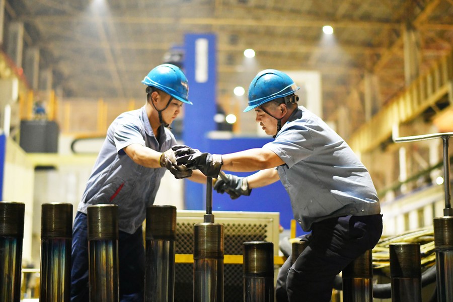 Trabalhadores atuam na Harbin Turbine Company Limited, subsidiária da Harbin Electric Corporation, em Harbin, capital da província de Heilongjiang, nordeste da China, em 10 de abril de 2023. Crédito: Xinhua/Wang Jianwei