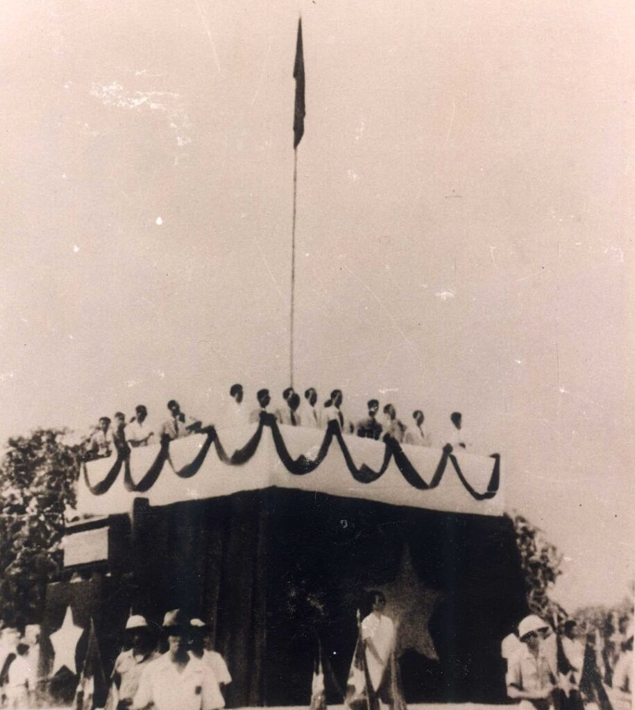 Foto histórica registra o momento da fundação da República Democrática do Vietnã. Foto: Autor desconhecido – Wikimedia Commons, domínio público.