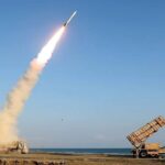 Lançamento de míssil por forças iranianas a partir de plataforma móvel, durante exercício militar próximo ao Estreito de Ormuz. O cenário de escalada militar ocorre em meio a denúncias de que Israel teve suas capacidades de radar e estoques de armas severamente reduzidos. Foto: IRNA / Reprodução