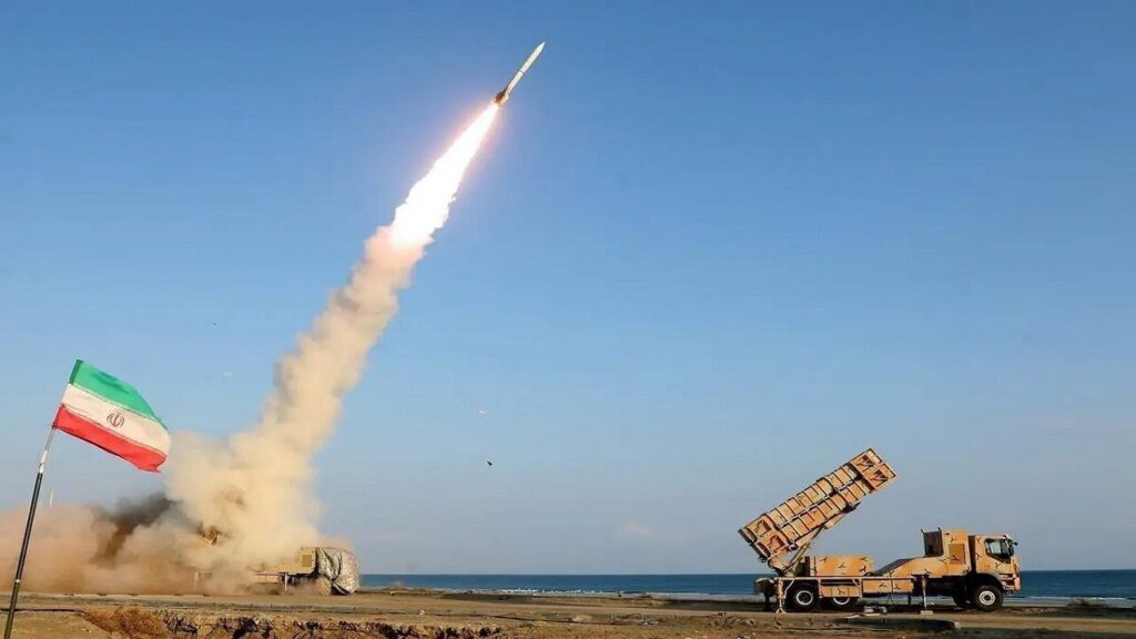 Lançamento de míssil por forças iranianas a partir de plataforma móvel, durante exercício militar próximo ao Estreito de Ormuz. O cenário de escalada militar ocorre em meio a denúncias de que Israel teve suas capacidades de radar e estoques de armas severamente reduzidos. Foto: IRNA / Reprodução