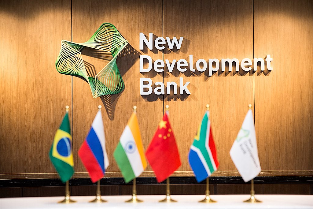 Símbolo do Novo Banco de Desenvolvimento (NDB) com as bandeiras dos países membros dos BRICS, na sede da instituição em Xangai., China. Crédito: Por Bb3015 — Trabalho próprio, Licença CC BY-SA 4.0, via Wikimedia