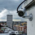 Câmera de vigilância instalada em edifício urbano simboliza o avanço da vigilância nas cidades inteligentes. Foto: Jusezam / Wikimedia Commons, CC BY-SA 3.0