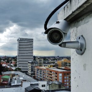 Câmera de vigilância instalada em edifício urbano simboliza o avanço da vigilância nas cidades inteligentes. Foto: Jusezam / Wikimedia Commons, CC BY-SA 3.0