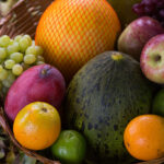 Cesta com a diversidade da fruticultura brasileira: maçãs, uvas, abacaxis, laranjas, mangas, limões e outras frutas que ilustram a produção nacional para consumo interno e exportação. Foto: Gustavo Froner/Sistema CNA/Senar