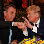 07/03/2020 Jantar oferecido pelo Presidente dos Estados Unidos da América (Mar a Lago - Flórida, 07/03/2020) Presidente da República Jair Bolsonaro cumprimenta o Senhor Presidente dos Estados Unidos Donald Trump. Foto: Alan Santos/PR
