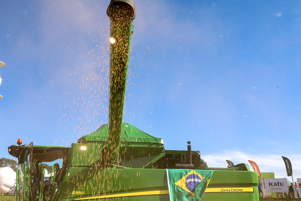 Feira Nacional da Soja (Fenasoja), em Santa Rosa (RS), 7 de maio de 2022. Equipamento agrícola com bandeira do Brasil durante a colheita. Foto: Clauber Cleber Caetano/PR