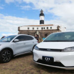 Cerimônia de anuncio da chegada da BYD na Bahia, para produção de carros elétricos. A fábrica será instalada no município de Camaçari. O evento conta com a presença da vice-presidente global da companhia, Stella Li, no Farol da Barra em Salvador. Foto: Feijão Almeida/GOVBA