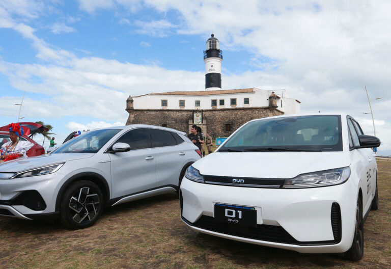 Cerimônia de anuncio da chegada da BYD na Bahia, para produção de carros elétricos. A fábrica será instalada no município de Camaçari. O evento conta com a presença da vice-presidente global da companhia, Stella Li, no Farol da Barra em Salvador. Foto: Feijão Almeida/GOVBA